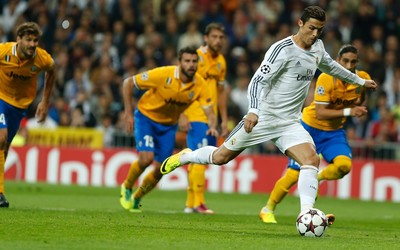 完美电竞独家-B席和哈兰德庆祝