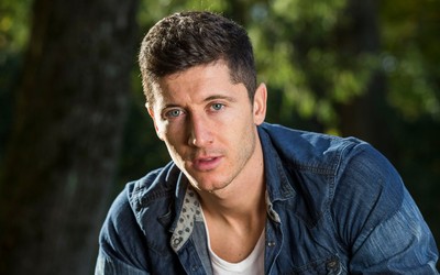 完美电竞焦点-丹麦队教练组赛后拥抱安慰球员