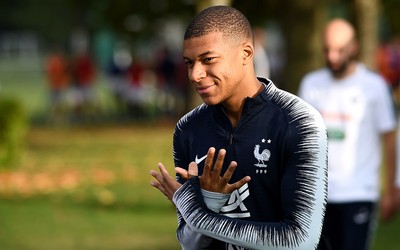 完美电竞独家-佩洛娃赛后和球迷互动合影