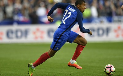 完美电竞热评-刚果队长高举奖杯瞬间永恒