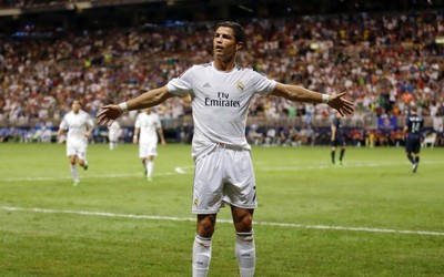 完美电竞评论-奥斯梅恩挑射被门将扑出立柱